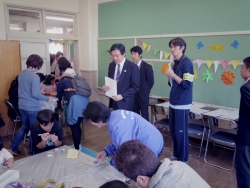 写真：館内を視察する吉住区長