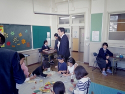 写真:工作コーナーを視察する吉住区長