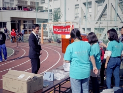 写真：会場内の中学生と会話する吉住区長