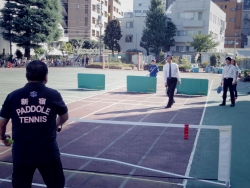 写真：パドルテニスをする吉住区長