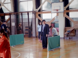 写真:吉住区長 体力測定に挑戦