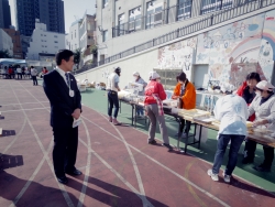写真:もちつきの様子を見学する吉住区長