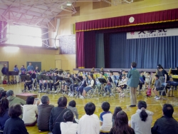 写真：小学生による吹奏演奏
