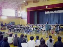 写真:小学生による吹奏演奏