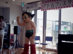 写真:アトムくん登場