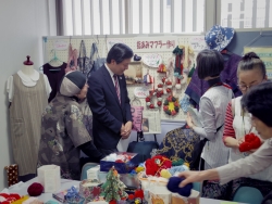 写真:展示ブースを回る吉住区長