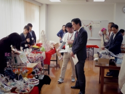 写真:館内の展示を視察する吉住区長