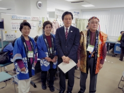 写真:シルバー人材センターブース前で記念撮影