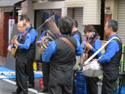 写真：要通りでのジャズ演奏の様子