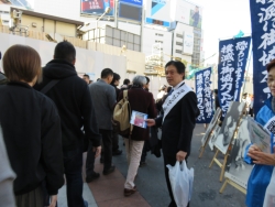 写真:町を行く人に声かけを行う吉住区長
