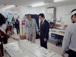 写真：館内を案内される吉住区長