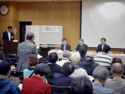 写真:区民の皆さんから質問を受ける吉住区長