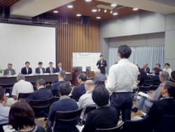 写真:落二地域センターで質問を受ける吉住区長