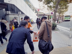 写真:吉住区長のPRグッズ配布