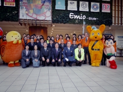 写真:関係者記念撮影