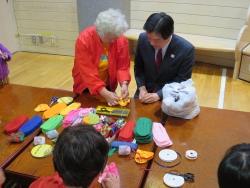 写真:におい袋づくりに挑戦