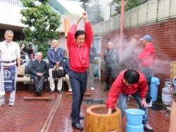 写真:かけ声にあわせて餅つき