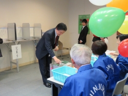 写真:選挙の模擬投票のコーナー