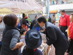 写真：にぎわう模擬店の様子