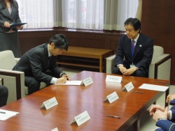 写真：国土交通省東京国道事務所長