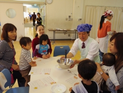 写真:子供たちと一緒に料理をつくる吉住区長