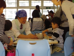 写真：子供たちと一緒に料理をつくる吉住区長