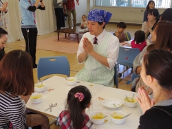 写真：参加者と一緒に試食の席についた吉住区長