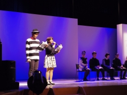 写真:ファッションショー開会の様子