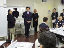 写真:審査会であいさつする吉住区長