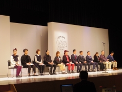 写真:ステージに並んだ審査員の皆さん