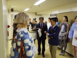 写真:審査に参加する吉住区長