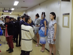 写真:ステージ前の作品審査