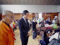 写真：館内を視察する吉住区長