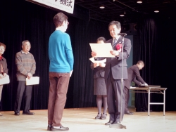 写真：表彰状の授与