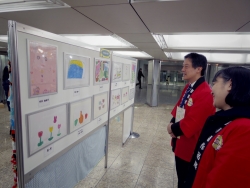 写真:作品展を視察する吉住区長