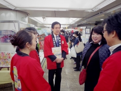 写真:参加団体の皆さんと話をする吉住区長