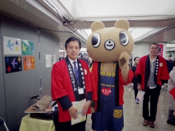 写真:吉住区長とふらっとくんの記念写真