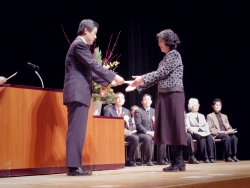 写真:委嘱状の交付