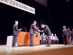 写真:委嘱状の交付