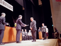 写真:委嘱状の交付