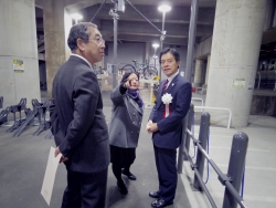 写真:自転車駐輪場を視察する吉住区長