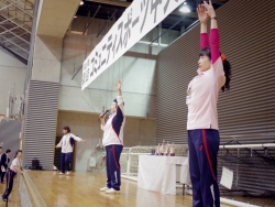 写真：新宿区スポーツ推進委員の皆さんによる準備体操の様子