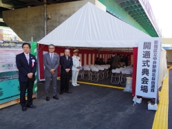 写真:式典会場で来賓を迎える区長・副区長