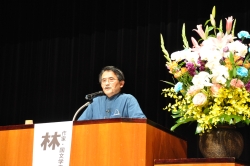 写真:講演する林望さん