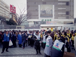 写真：新宿駅東口に集まった参加者の皆さん