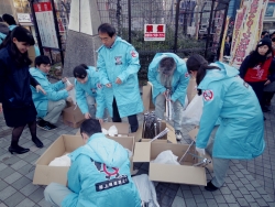 写真:清掃用具を配付する区職員