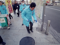 写真:路上清掃する吉住区長