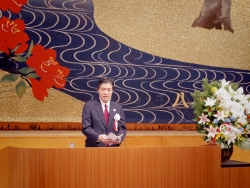 写真:あいさつする吉住区長