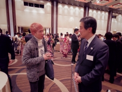 写真:外国籍の新成人と話をする吉住区長