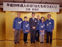 写真：明るい選挙推進委員会の皆さんと記念撮影